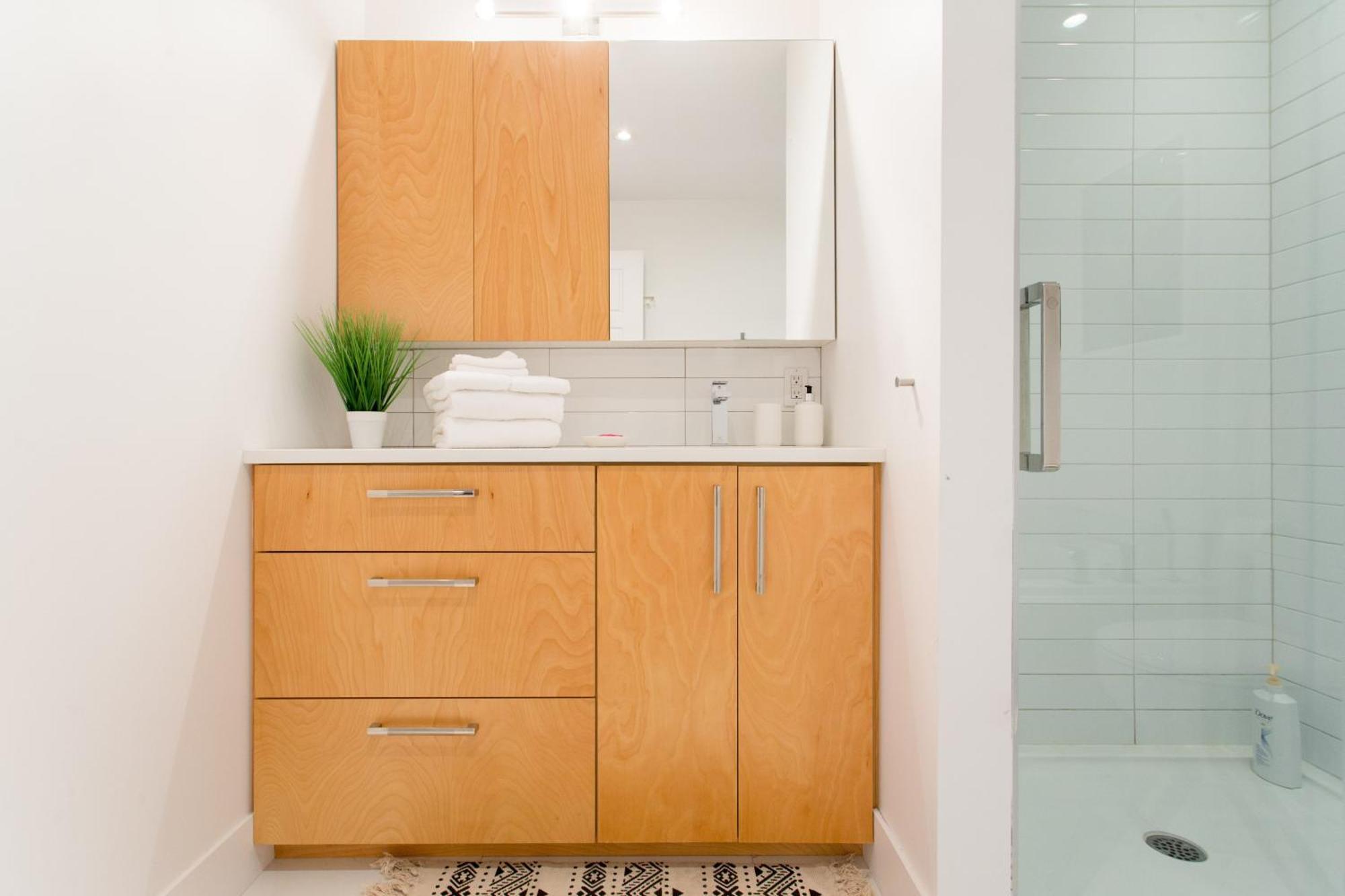Hip, Stylish Apartment In Little Italy By Den Stays A Montreal Phòng bức ảnh