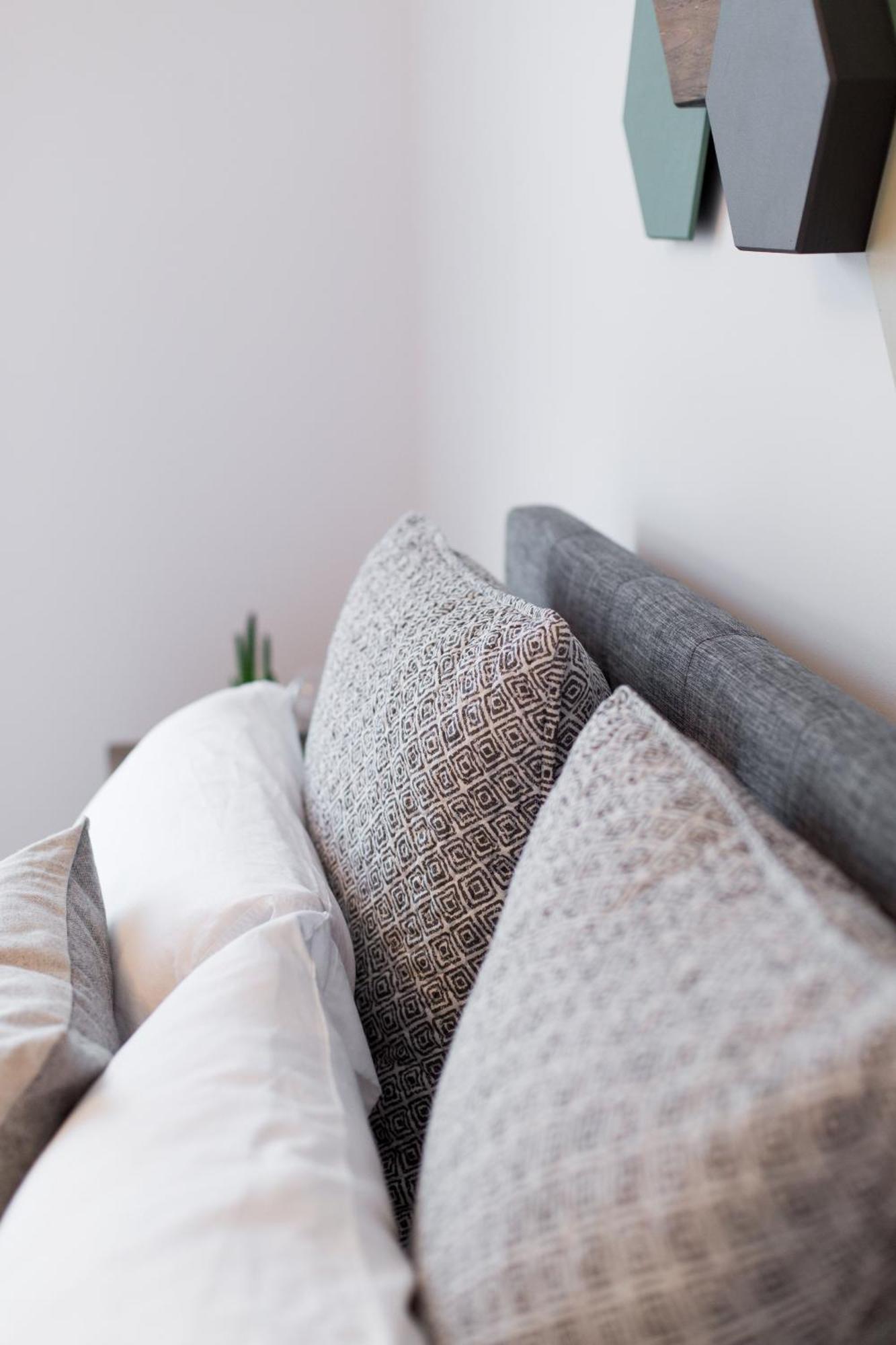 Hip, Stylish Apartment In Little Italy By Den Stays A Montreal Phòng bức ảnh