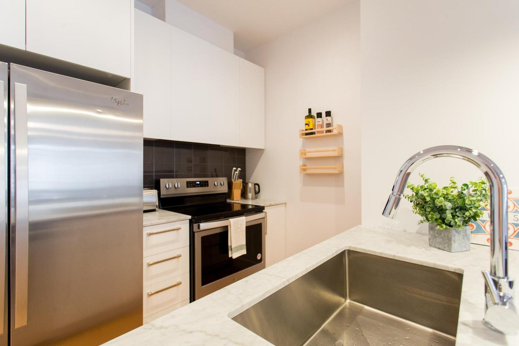 Hip, Stylish Apartment In Little Italy By Den Stays A Montreal Phòng bức ảnh